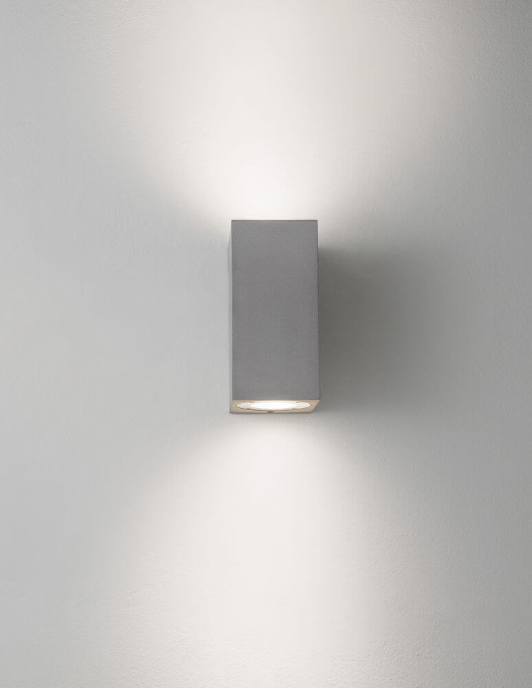 Fuento Außenwandleuchte H 18cm Beton IP65 an der Wand, moderne Außenbeleuchtung in Grau.