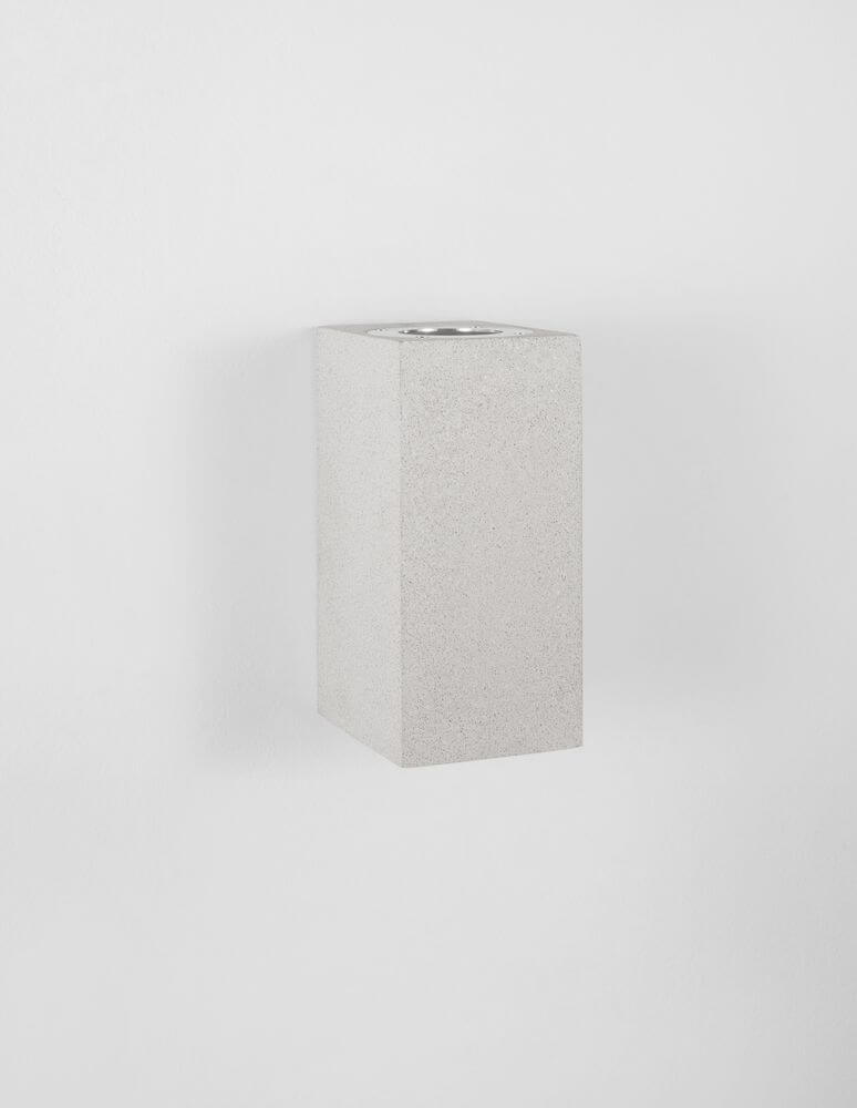 Fuento Außenwandleuchte H 18cm Beton IP65 an einer Wand befestigt, modernes Design in Grau.