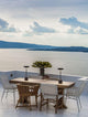Fumo LED Außentischleuchte 3000K IP54 auf einem stilvollen Balkon mit Meerblick.