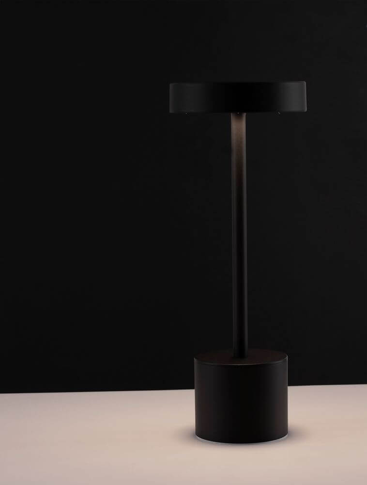 Fumo LED Außentischleuchte 3000K IP54 in minimalistischer schwarzer Ausführung auf hellem Untergrund.