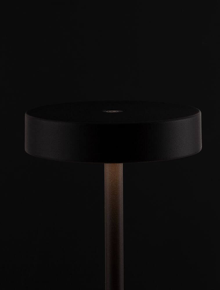Fumo LED Außentischleuchte 3000K IP54 elegante Tischleuchte mit minimalistischem Design aus Aluminium.