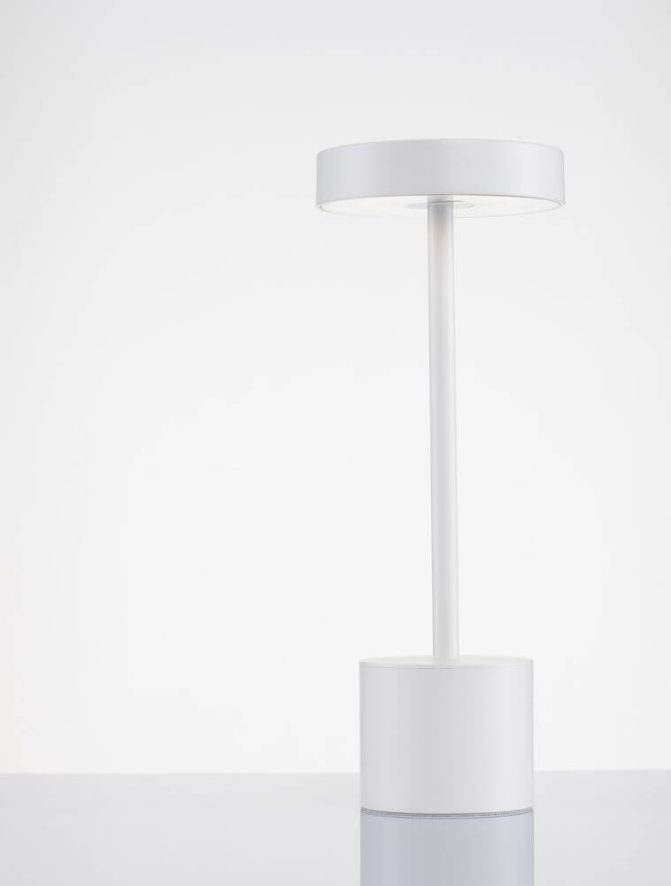 Fumo LED Außentischleuchte 3000K IP54 mit schlankem, minimalistischem Design aus Aluminium und Acryl.