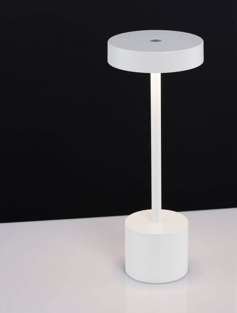 Fumo LED Außentischleuchte 3000K IP54 in modernem Design auf einem Tisch mit schwarzem Hintergrund.