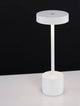 Fumo LED Außentischleuchte 3000K IP54 in modernem Design auf einem Tisch mit schwarzem Hintergrund.
