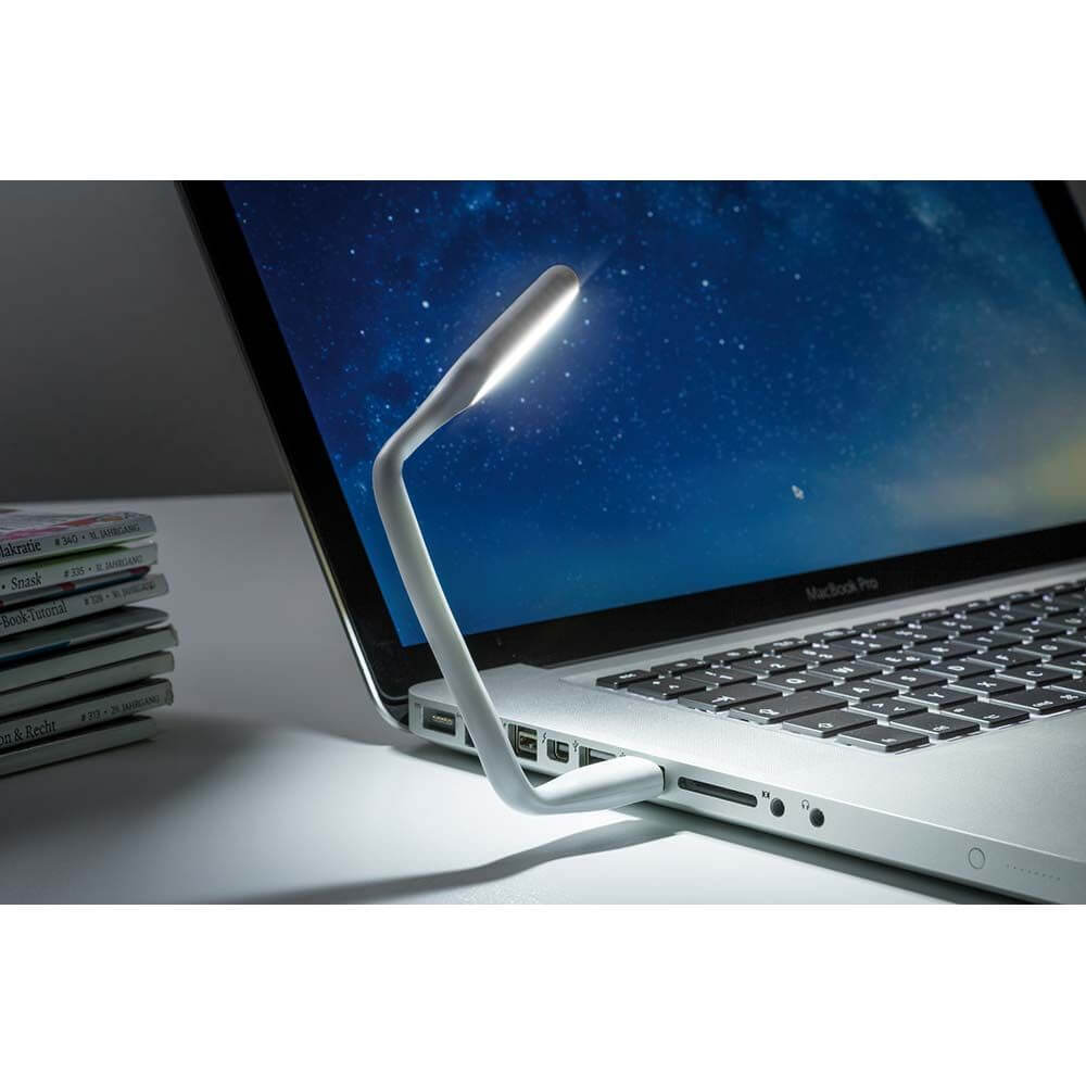 Function USB-Leuchte TB Tageslichtweiß 0,5W 5V Weiß an einem Laptop für optimale Ausleuchtung.