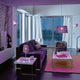 Wohnzimmer mit GU10 RGBW Licht, stilvoll in lila beleuchtet, moderne Einrichtung und elegante Möbel.
