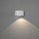 Gala LED Außen Wandleuchte Downlight in Weiß an grauer Wand mit Lichtstrahl.