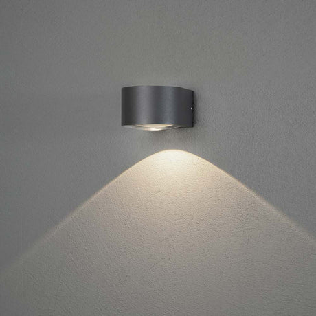 Gala LED Außen Wandleuchte Downlight mit sanfter Beleuchtung an der Wand.