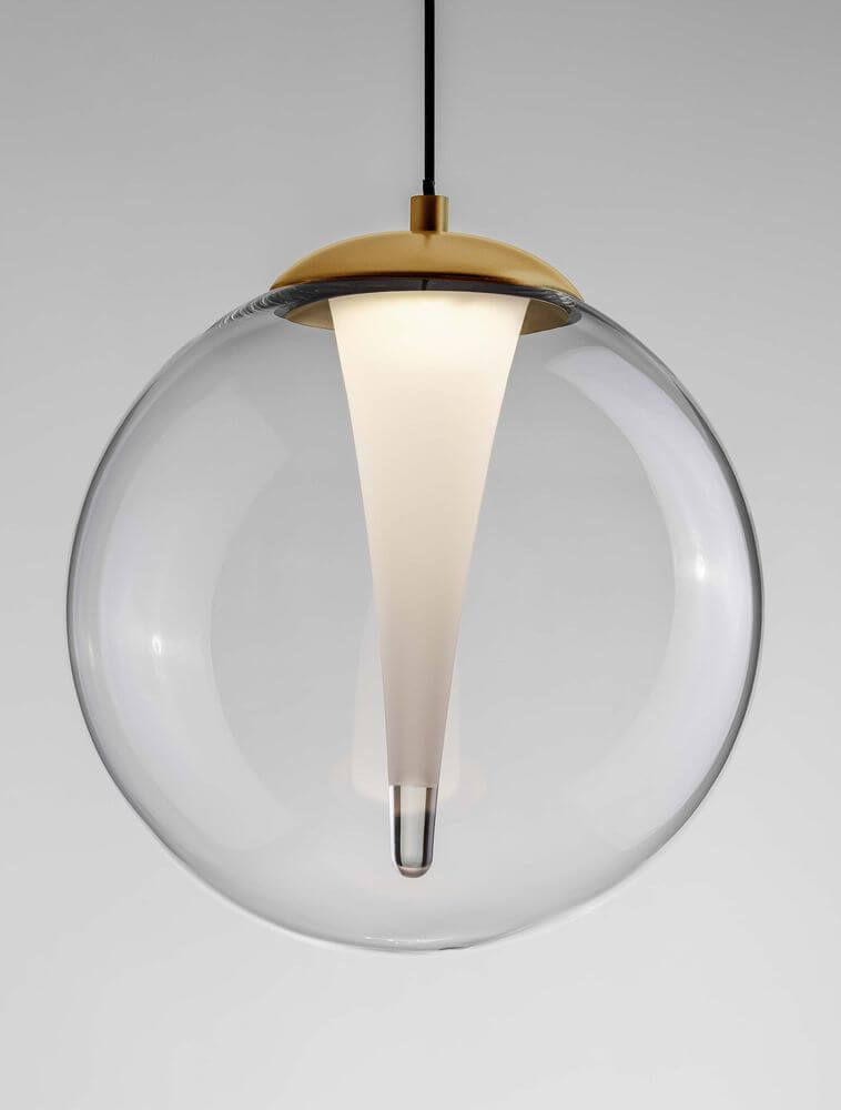 Galeo Pendelleuchte Ø 22cm 3000K Gold – klare Glaskugel mit goldener Kappe und warmweißem Licht über Essbereich