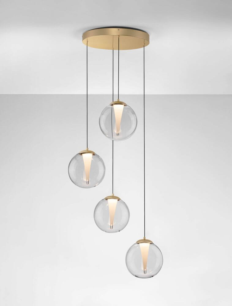 Galeo Pendelleuchte 4-flammig Ø 56cm 3000K Gold mit vier runden Glas-Kugelschirmen und mattem Gold-Finish.