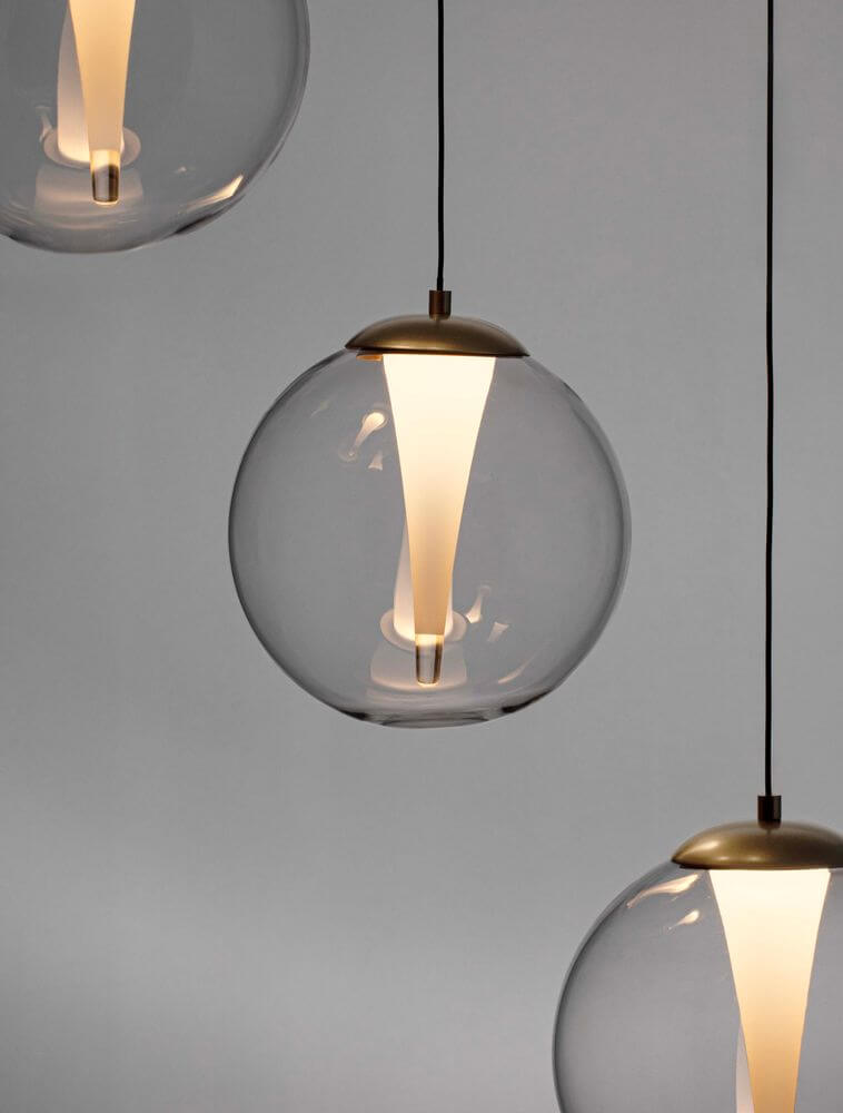 Galeo Pendelleuchte 4-flammig Ø 56cm 3000K Gold mit runden Glaskugeln und warmweißen LED-Modulen.