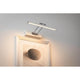 Galeria Bilderleuchte LED Beam Thirty 5W Weiß über einem Kunstwerk montiert mit warmweißem Licht.