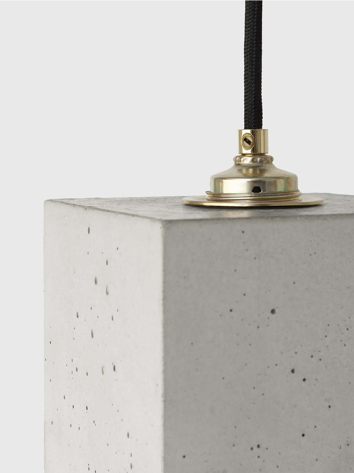 Alt Tag: Gantlights B1 Hängelampe Beton – handgefertigte Beton-Pendelleuchte mit goldfarbener Innenbeschichtung und schwarzem Textilkabel