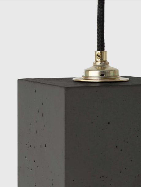 Alt Tag: Gantlights B1 Hängelampe Beton close-up würfelförmiges Betongehäuse mit goldener Innenbeschichtung und Textilkabel