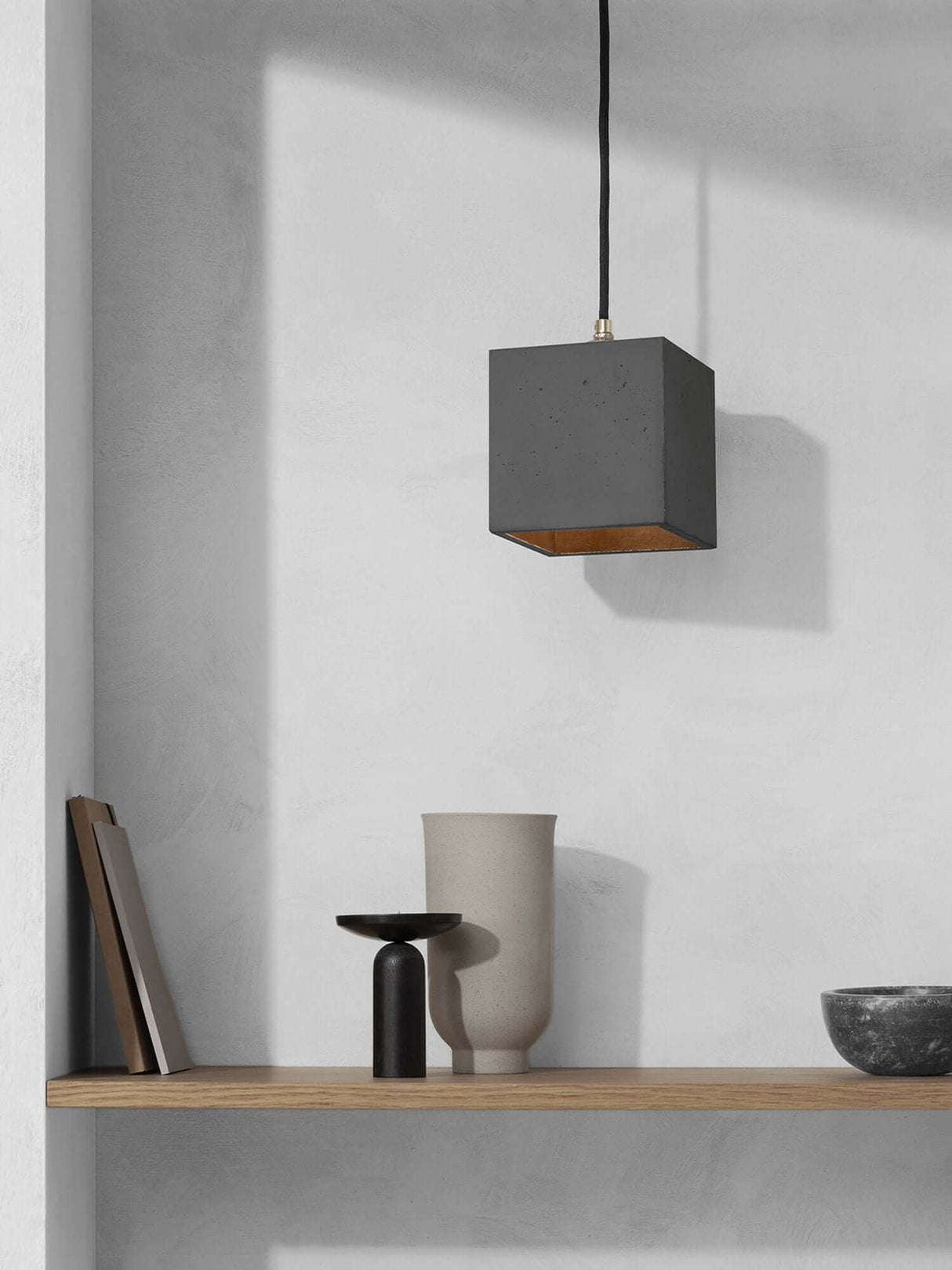 Gantlights B1 Hängelampe Beton – handgefertigte kubische Pendelleuchte aus Beton mit goldener Innenbeschichtung, made in Brandenburg