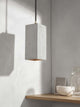 Gantlights B2 Pendelleuchte Rechteckig aus hellem handgefertigtem Beton mit goldener Innenbeschichtung über Holzregal