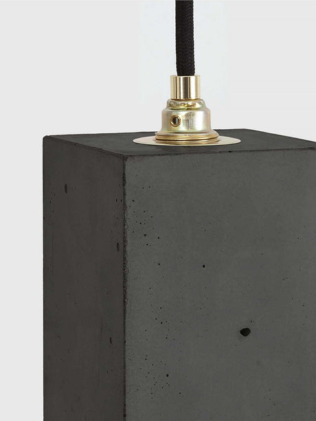 Gantlights B2 Pendelleuchte Rechteckig handgefertigt aus hellem Beton mit goldener Fassung und schwarzem Textilkabel, moderne Designerlampe