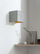 Gantlights B3 Wandlampe quadratisch Beton aus grauem Beton mit goldener Innenbeschichtung, warmes Licht nach oben und unten, 14x14x14 cm