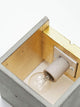 Gantlights B3 Wandlampe quadratisch Beton: Innenansicht mit goldener Beschichtung und sichtbarer Fassung, warmes Licht, 14x14x14 cm Designerleuchte
