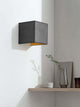 Gantlights B3 Wandlampe quadratisch Beton an weißer Wand mit goldener Innenbeschichtung und warmem Licht