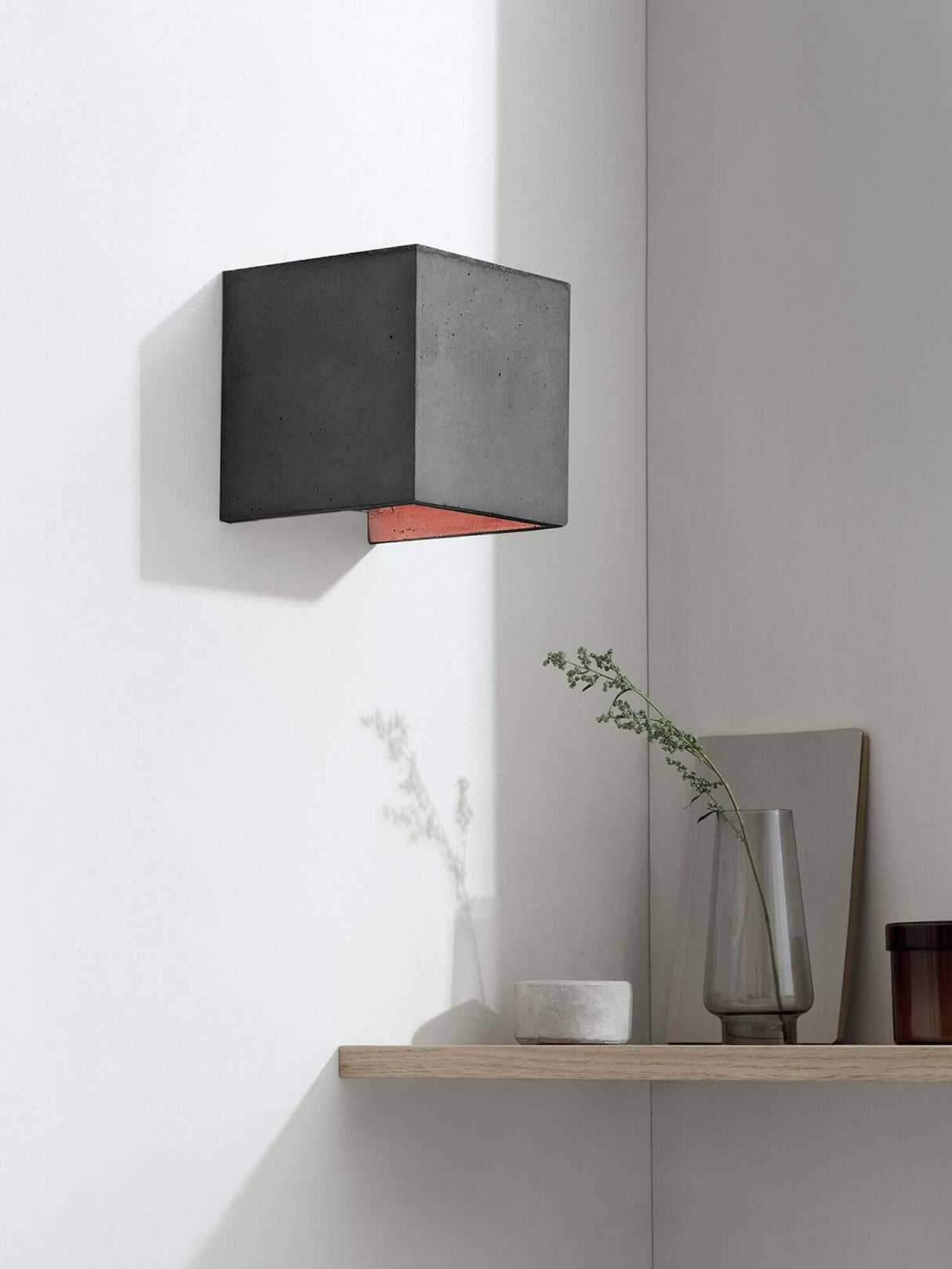 Gantlights B3 Wandlampe quadratisch Beton, graue kubische Wandbeleuchtung mit goldfarbener Innenbeschichtung, warmes nach oben und unten gerichtetes Licht