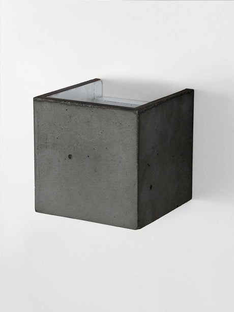 Gantlights B3 væglampe firkantet beton i grå frilagt beton med guld indvendig belægning, kubisk designer væglampe 14x14x14 cm