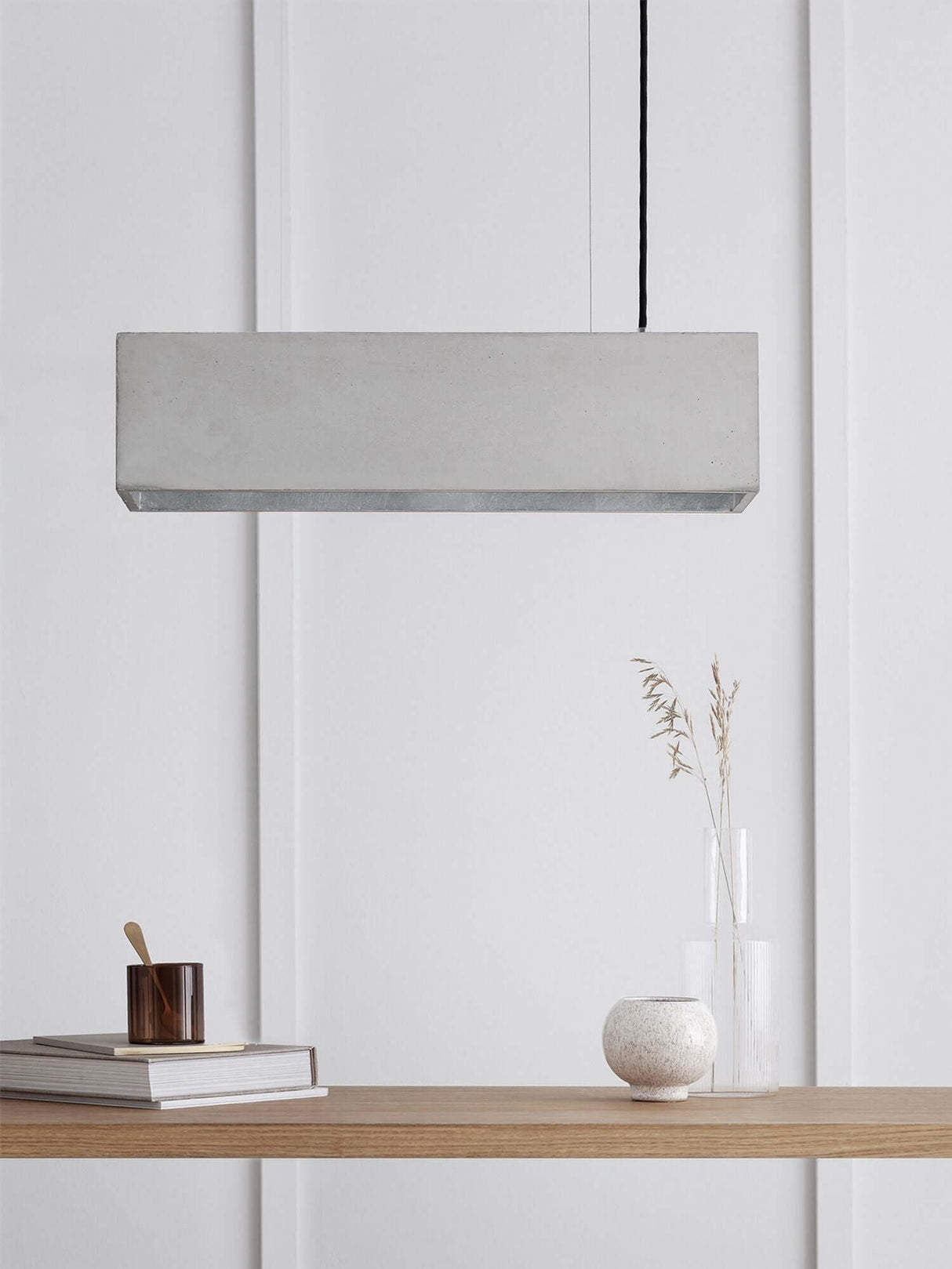 Gantlights B4 LED-Pendelleuchte Beton 56cm dimmbar in modernem Interieur über einem Tisch