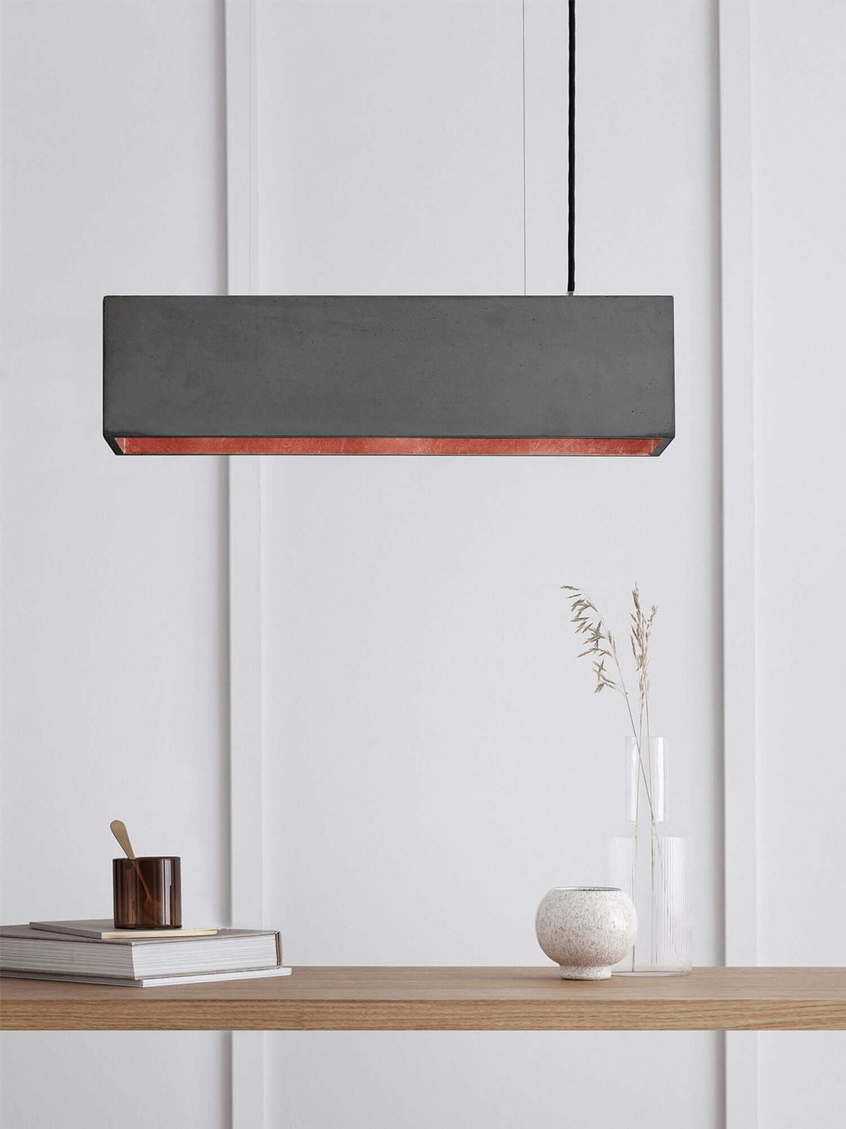 Gantlights B4 LED-Pendelleuchte Beton 56cm dimmbar in elegantem Design über einer Holzoberfläche