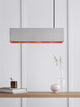 Gantlights B4 LED-Pendelleuchte Beton 56cm dimmbar über einem Tisch im minimalistischen Raum