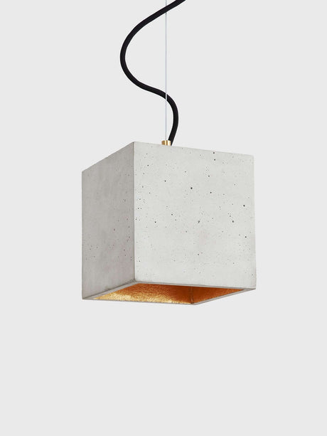 Gantlights B5 Beton Hängeleuchte in minimalistischem, kubischem Design aus hellem Beton mit goldener Innenseite.