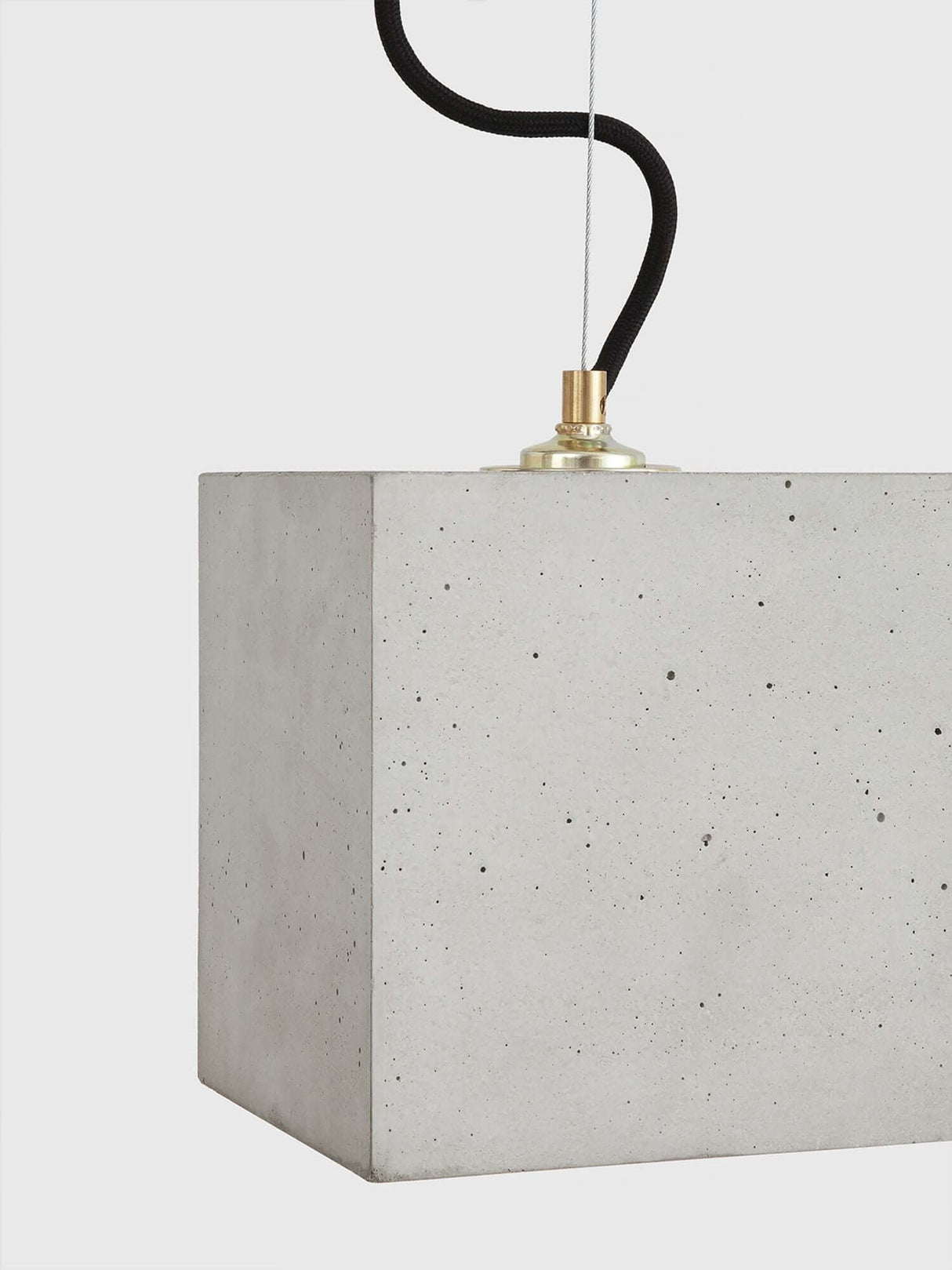 Gantlights B5 Beton Hängeleuchte – minimalistische, handgefertigte Betonlampe mit goldener Innenseite.