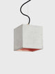 Gantlights B5 Beton Hängeleuchte in minimalistischer, kubischer Form mit hellem Beton und goldener Innenseite.