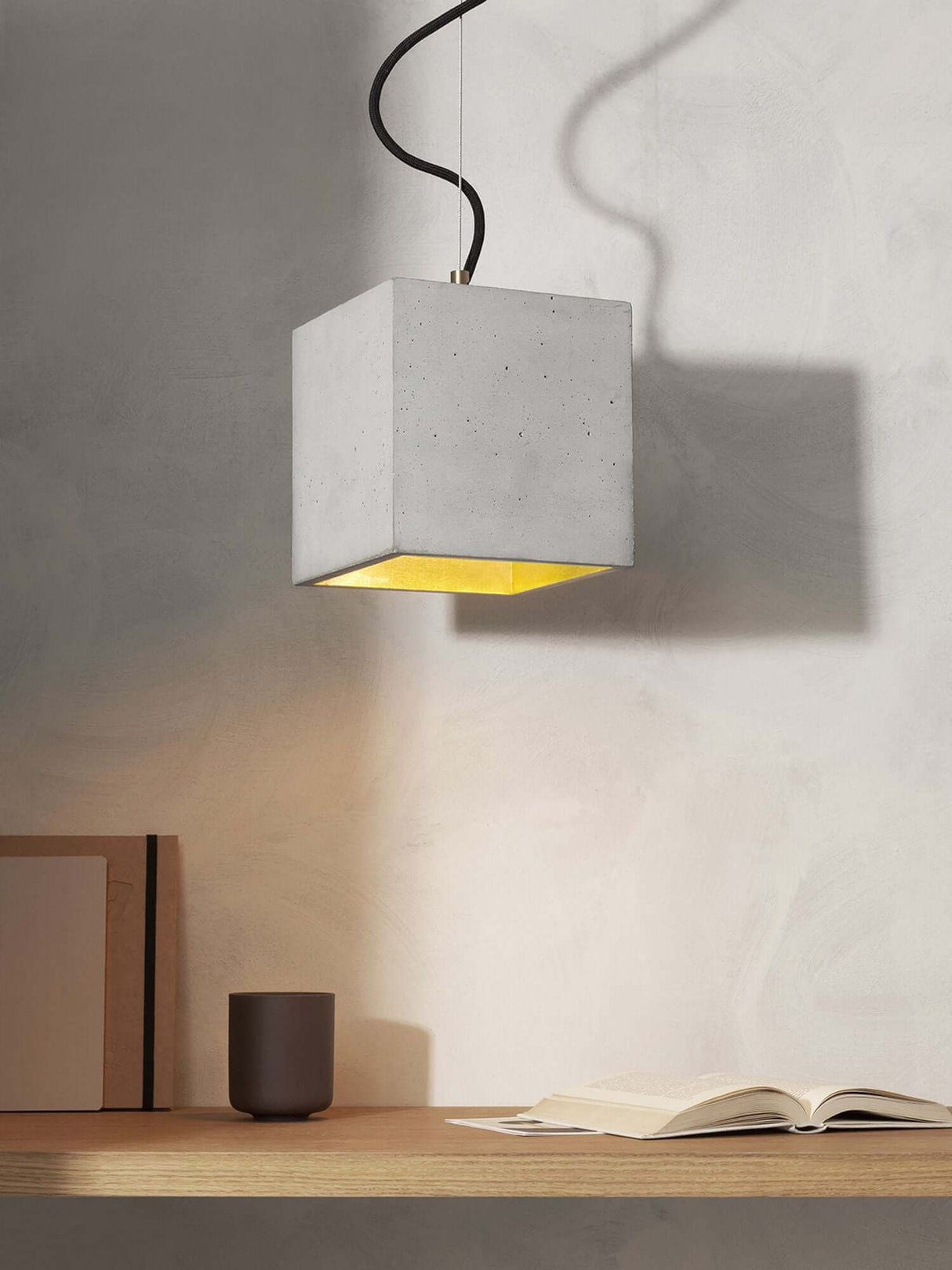 Gantlights B5 Beton Hängeleuchte in modernem Design mit Beton und goldener Innenseite.