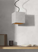 Gantlights B5 Beton Hängeleuchte in minimalistischer Einrichtung mit Beton- und Gold-Elementen.