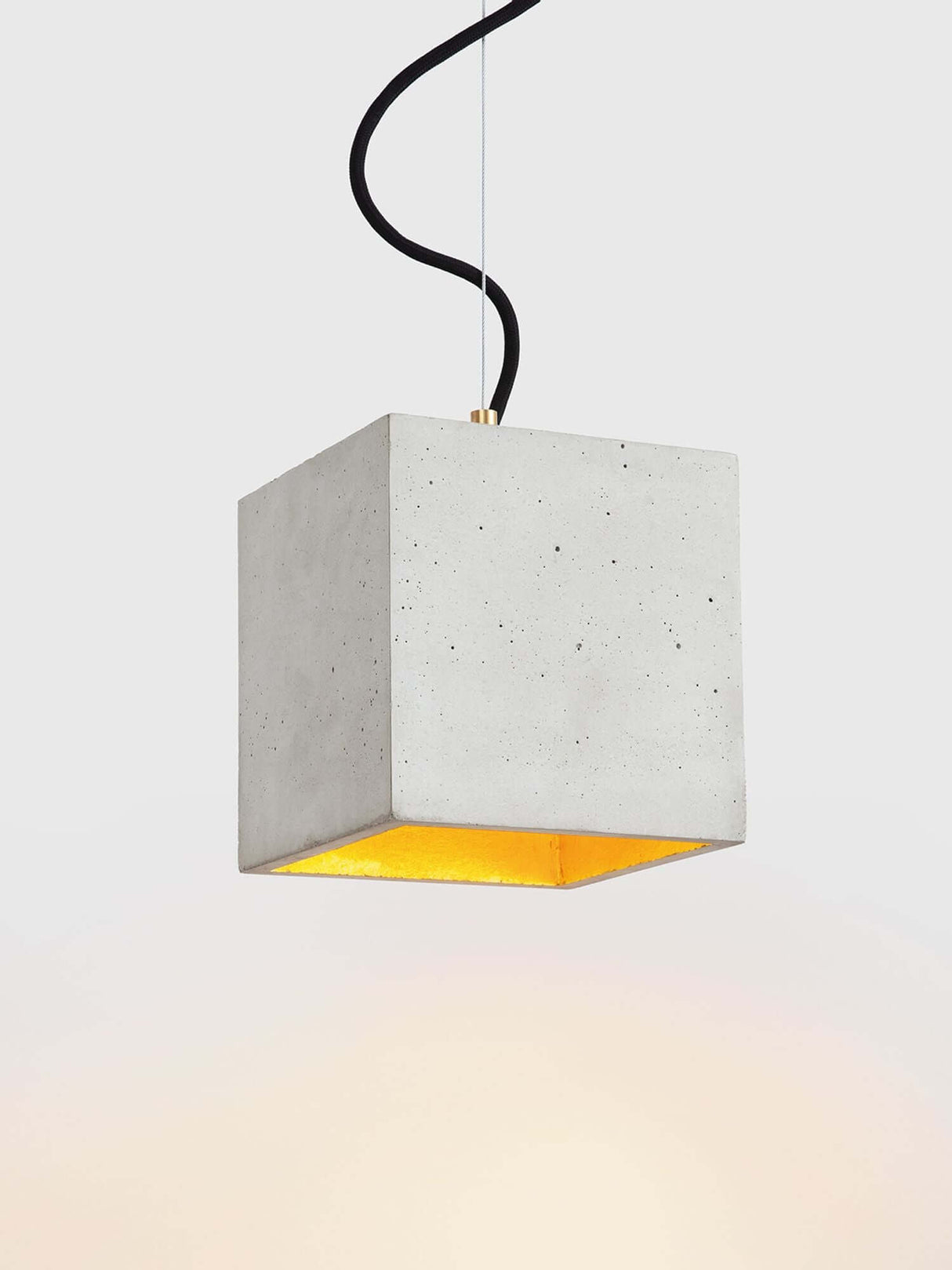 Gantlights B5 Beton Hängeleuchte in minimalistischen Design mit goldener Innenseite.