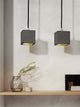 Gantlights B6 Hängelampe Beton über einer Holzregal mit dekorativen Elementen