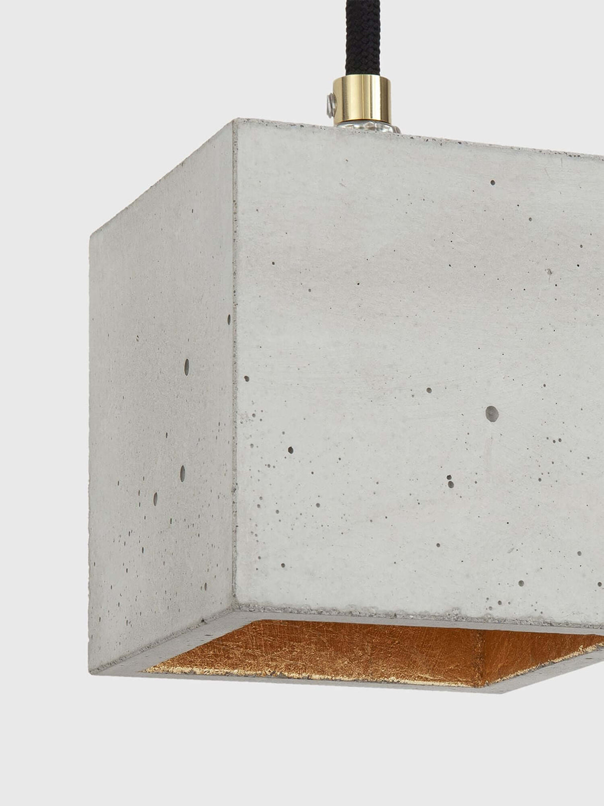 Gantlights B6 Hängelampe Beton in minimalistischem Design mit goldener Innenseite.