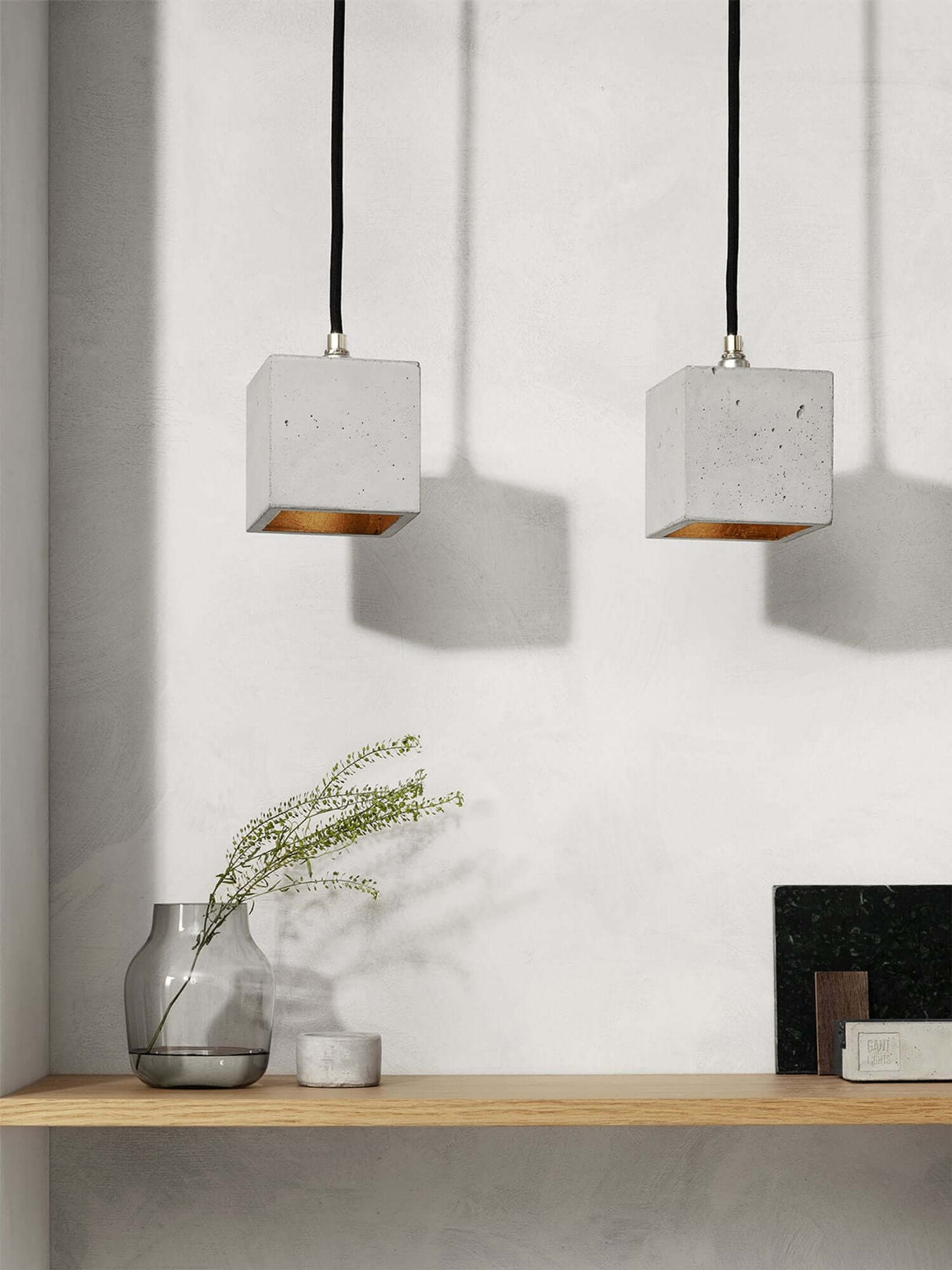 Gantlights B6 Hängelampe Beton: minimalistische Pendelleuchte aus handgefertigtem Beton im modernen Wohnraum.