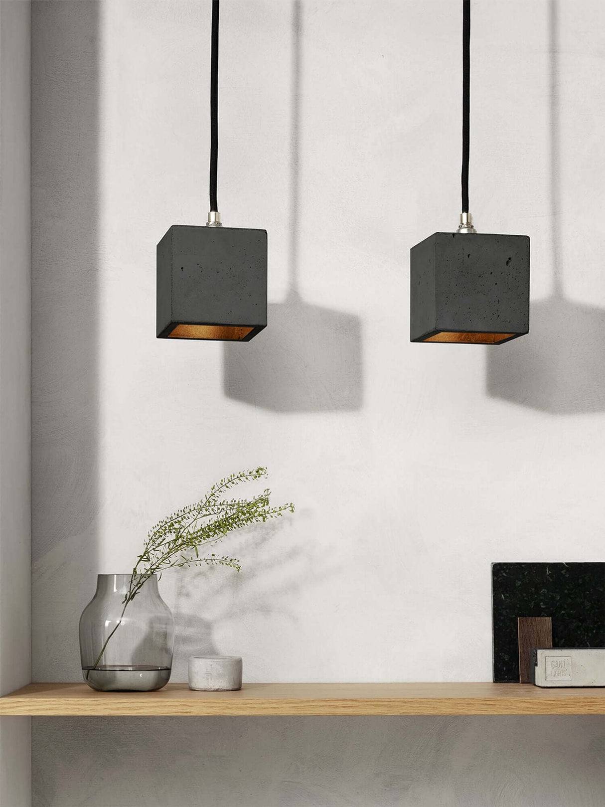 Gantlights B6 Hängelampe Beton, minimalistische Pendelleuchte aus Beton in modernem Wohnraum.