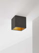 Alt Tag: Gantlights B7 Deckenspot quadratisch dimmbar aus grauem Beton mit vergoldetem Innenraum, minimalistischer kubischer Deckenstrahler