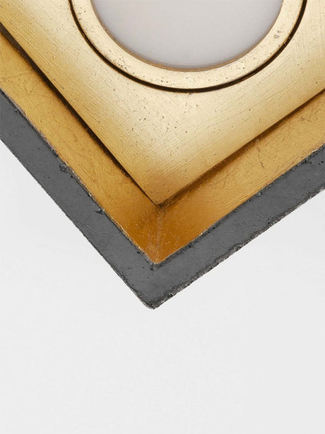 Gantlights B7 Deckenspot quadratisch dimmbar – Nahaufnahme goldinnenseite und grauer Betonrahmen