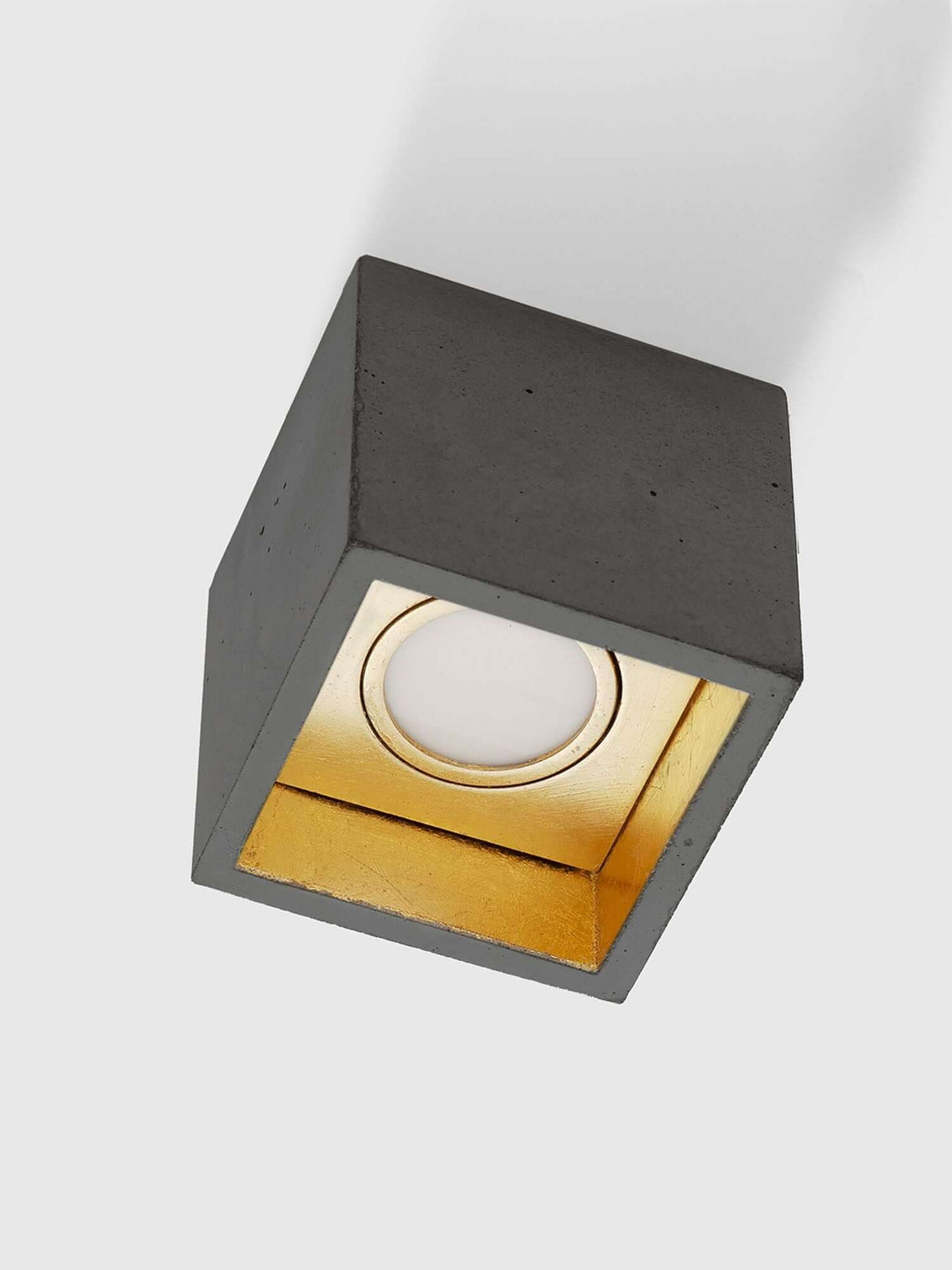 Gantlights B7 Deckenspot quadratisch dimmbar aus grauem Beton, innen vergoldet, moderner minimalistischer Wand- und Deckenstrahler