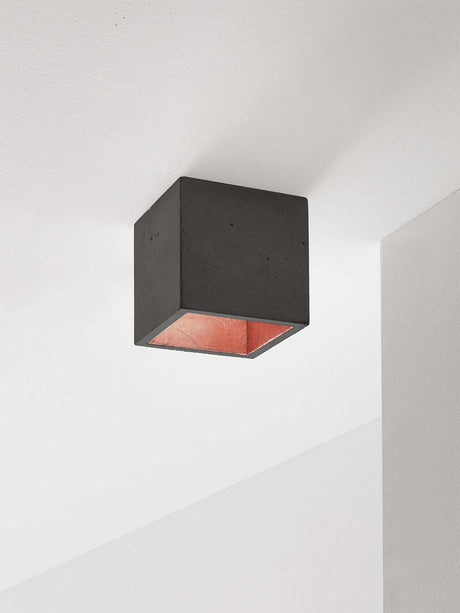 Gantlights B7 Deckenspot quadratisch dimmbar aus grauem Beton mit warm vergoldeter Innenfläche, minimalistischer Decken-Würfel