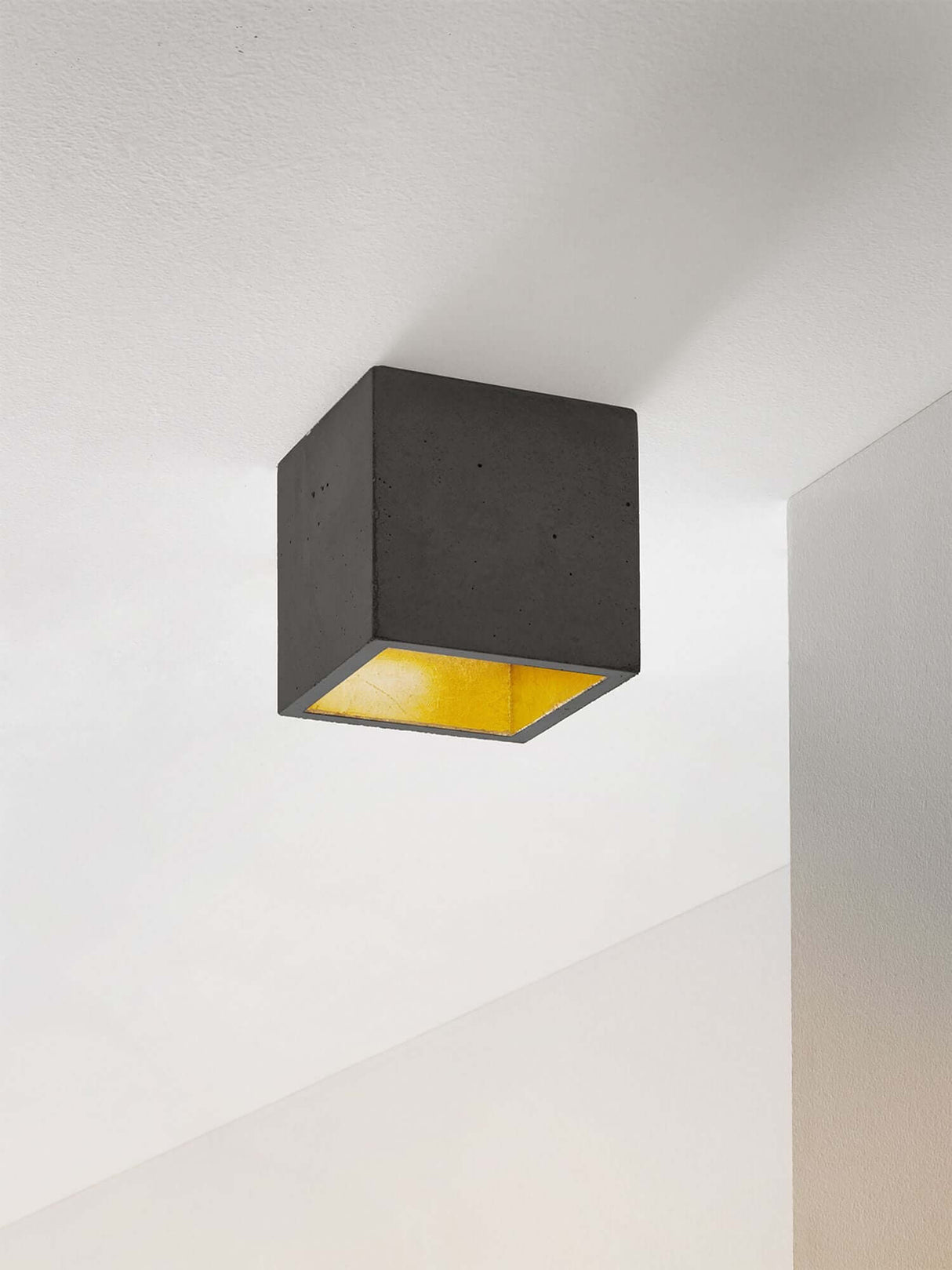 Gantlights B7 Deckenspot quadratisch dimmbar aus grauem Beton mit goldener Innenbeschichtung – minimalistischer Deckenstrahler
