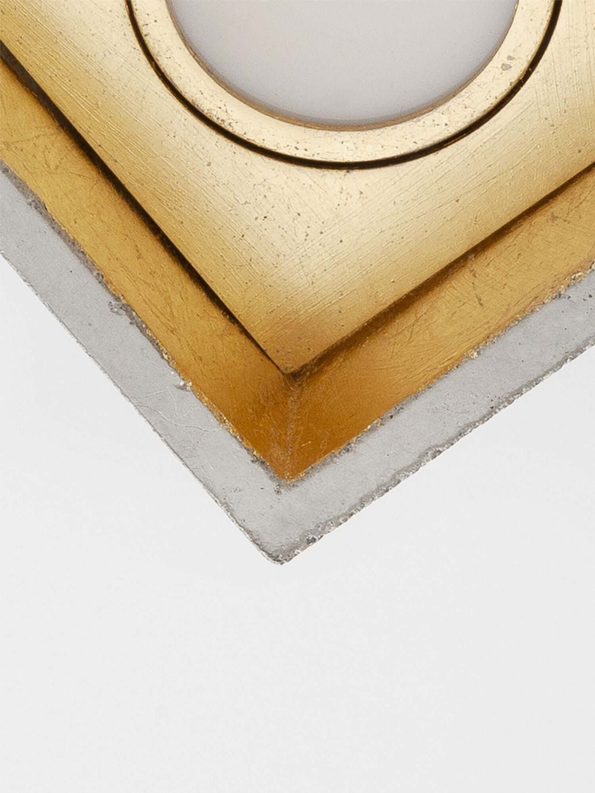 Gantlights B7 Deckenspot quadratisch dimmbar – handgefertigter grauer Beton mit goldener Innenseite, Nahaufnahme Ecke des kubischen Spots