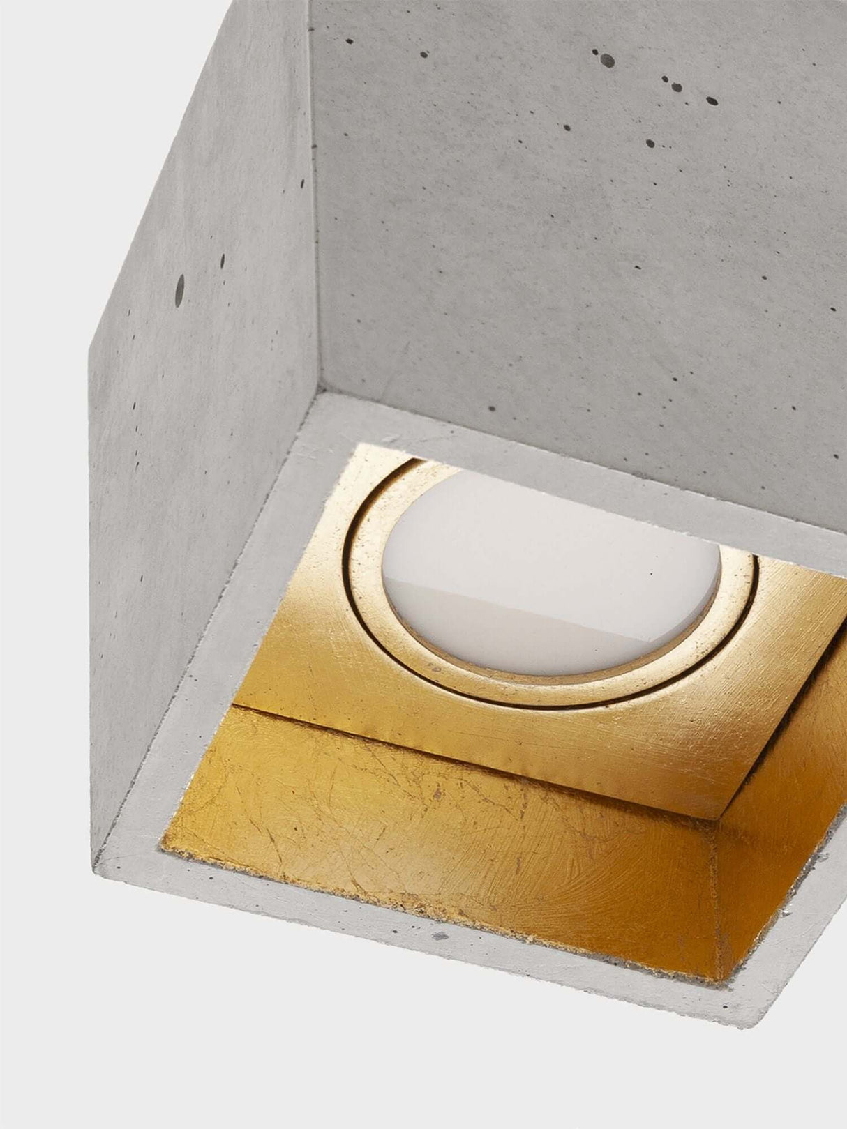 Alt Tag: Gantlights B7 Deckenspot quadratisch dimmbar aus grauem Beton mit goldener Innenveredelung, minimalistisches Design, dimmbarer Deckenspot