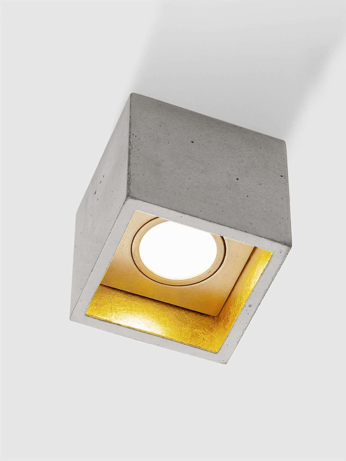 Gantlights B7 Deckenspot quadratisch dimmbar aus grauem Beton mit vergoldetem Innenraum und warmem Licht