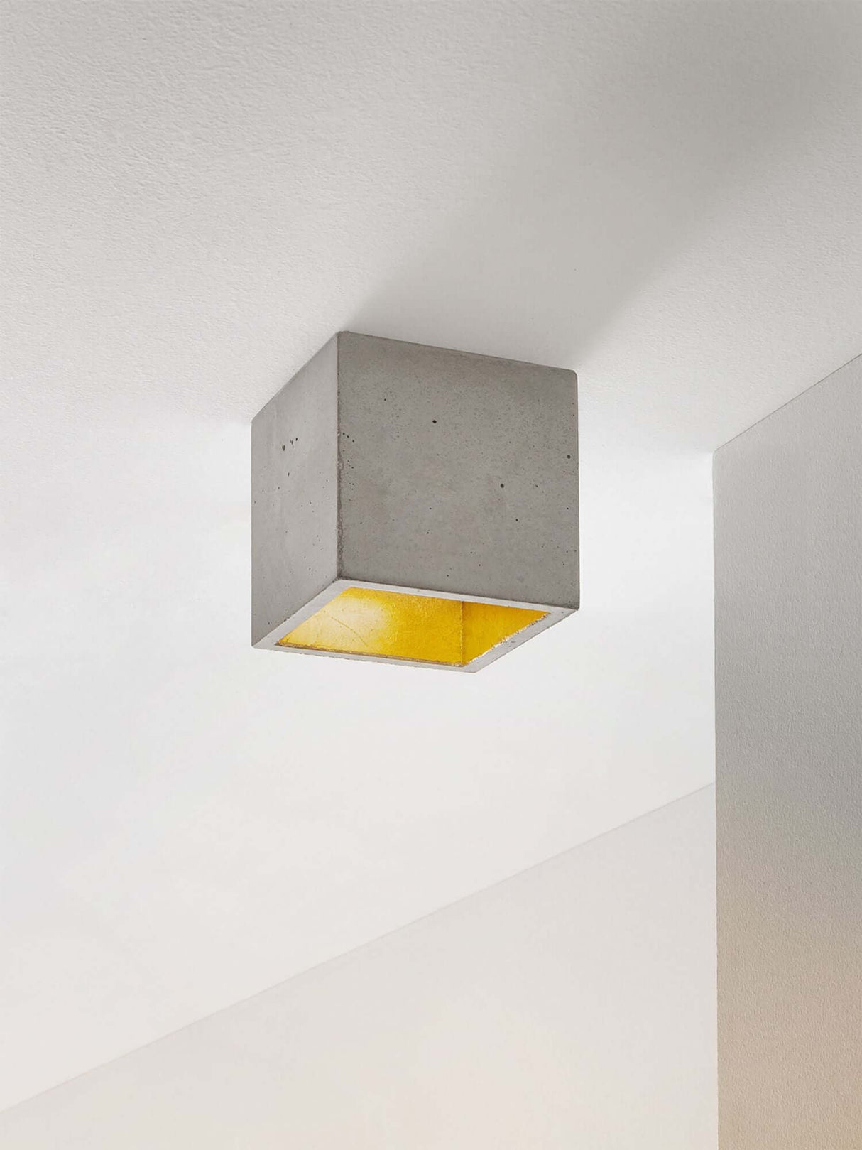 Gantlights B7 Deckenspot quadratisch dimmbar aus grauem Beton mit vergoldetem Innenraum, minimalistischer Deckenstrahler