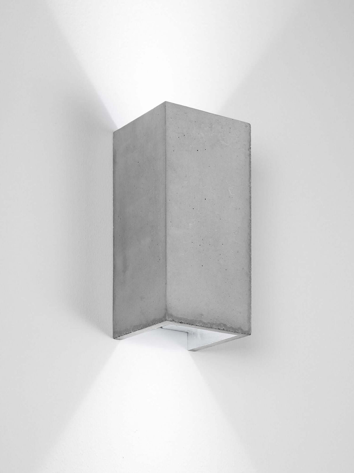 Alt Tag: Gantlights B8 Beton Wandlampe rechteckig Up & Down minimalistische Beton-Wandleuchte mit goldener Innenbeschichtung, warmes Up-and-Down Licht