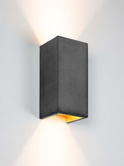 Gantlights B8 betonvæglampe rektangulær Up & Down, håndlavet betonvæglampe med guld indvendig belægning, op-ned lys